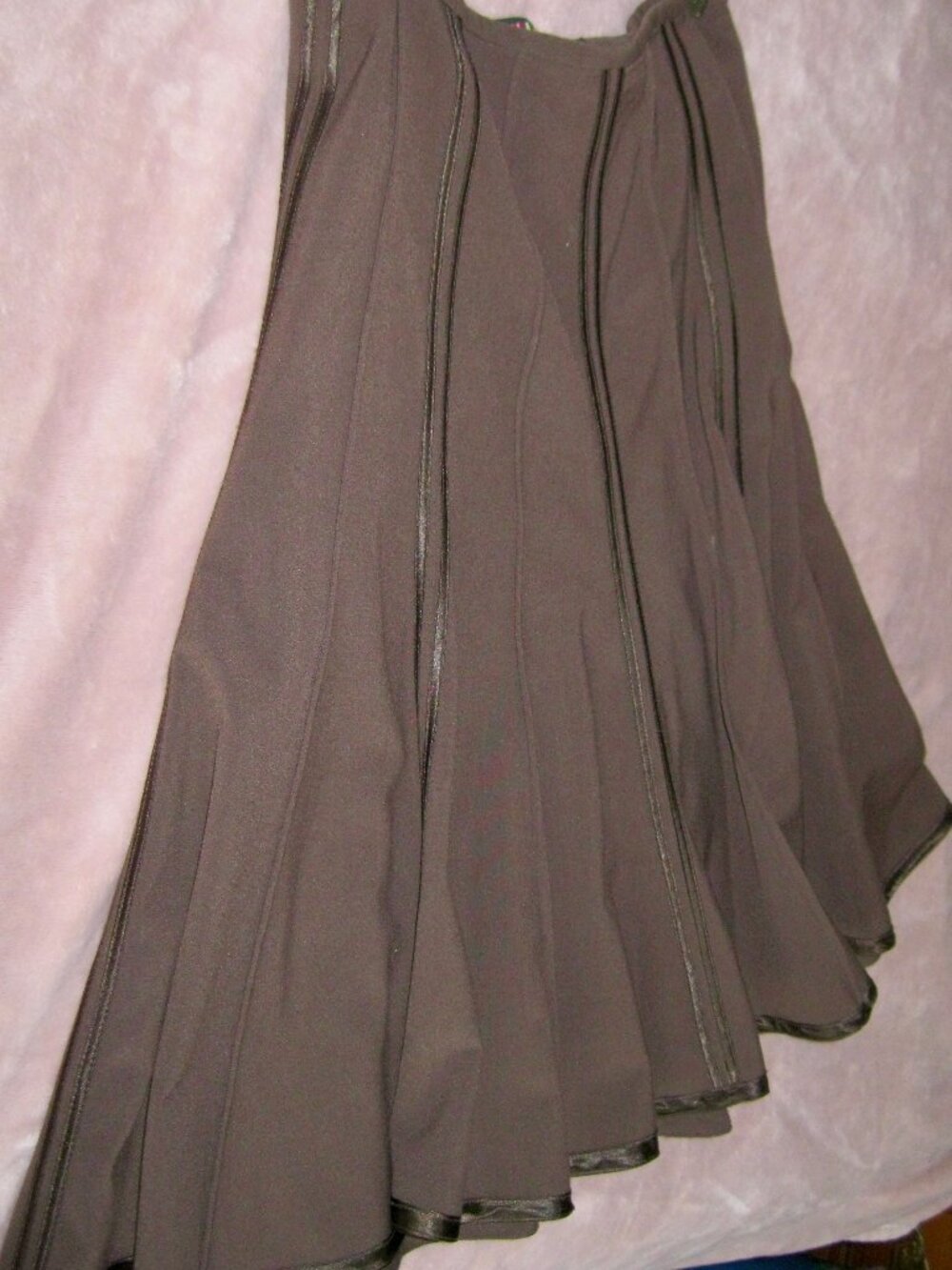 DARIA BRAND SIZE 8 SEWN DOWN PLEATED BROWN SKIRT W/SATIN HEM PIPING-GORGEOUS
